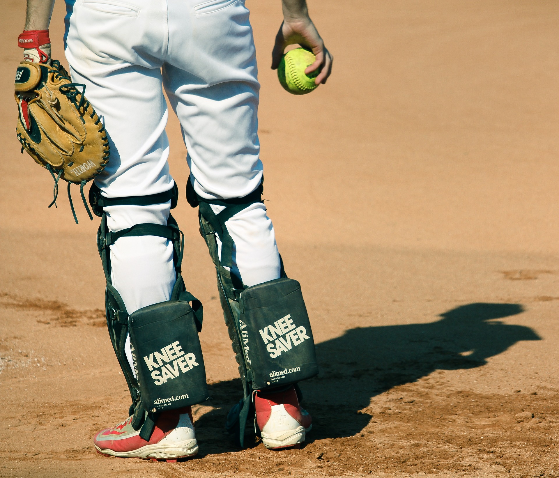 how-to-hold-a-softball-bat-with-proper-grip-batsgeek